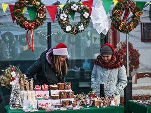Menyambung Hidup, Pengungsi Ukraina Jualan Pernak-pernik Natal