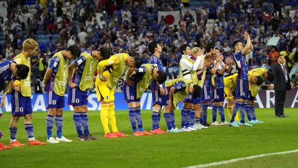 Momen Haru Pelatih-Pemain Jepang Membungkuk Usai Tersingkir dari Piala Dunia