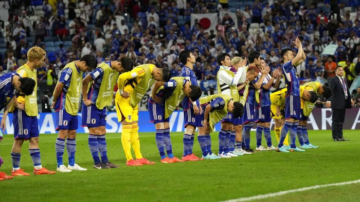 Momen Haru Pelatih-Pemain Jepang Membungkuk Usai Tersingkir dari Piala Dunia Japan's soccer team players bow at the end of the penalties during the World Cup round of 16 soccer match between Japan and Croatia at the Al Janoub Stadium in Al Wakrah, Qatar, Monday, Dec. 5, 2022. (AP Photo/Alessandra Tarantino)