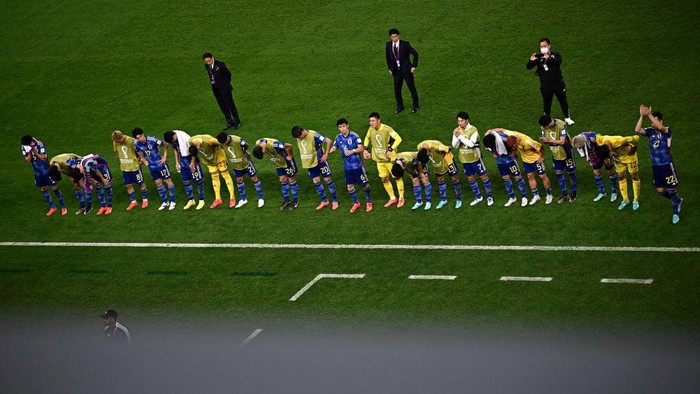 Japan's players bow after losing the  Qatar 2022 World Cup round of 16 football match between Japan and Croatia at the Al-Janoub Stadium in Al-Wakrah, south of Doha on December 5, 2022. (Photo by Anne-Christine POUJOULAT / AFP) (Photo by ANNE-CHRISTINE POUJOULAT/AFP via Getty Images)