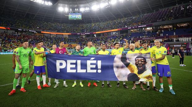 DOHA, QATAR - DECEMBER 05: Brazil players hold a banner showing support for former Brazil player Pele after the FIFA World Cup Qatar 2022 Round of 16 match between Brazil and South Korea at Stadium 974 on December 05, 2022 in Doha, Qatar. (Photo by Hector Vivas - FIFA/FIFA via Getty Images)