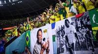 Selain itu juga terdapat poster-poster dengan wajah Pele sebagai bentuk dukungan fan. Marvin Ibo Guengoer/GES/Getty Images  