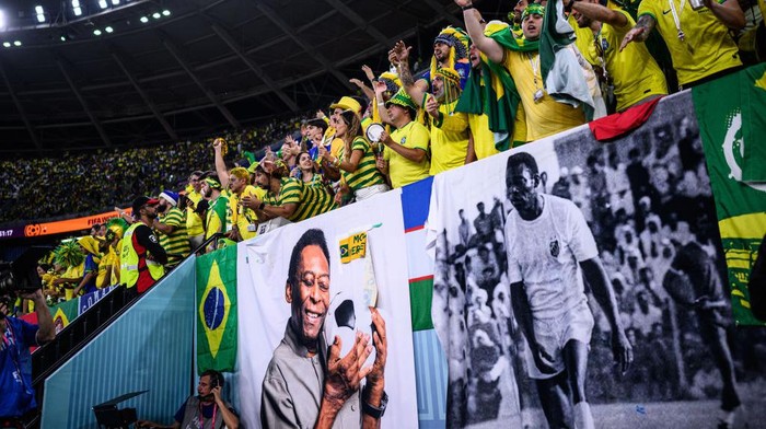 Momen Neymar Cs Bentangkan Spanduk Dukungan untuk Pele DOHA, QATAR - DECEMBER 05: Fans from Brazil show thier sympathy for their idol Pele during the FIFA World Cup Qatar 2022 Round of 16 match between Brazil and South Korea at Stadium 974 on December 05, 2022 in Doha, Qatar. (Photo by Marvin Ibo Guengoer - GES Sportfoto/Getty Images)
