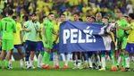 Momen Neymar Cs Bentangkan Spanduk Dukungan untuk Pele