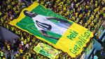 Momen Neymar Cs Bentangkan Spanduk Dukungan untuk Pele
