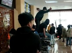 Momen Suporter PSM Main Bola di Kantor Gubernur Sulsel-Tagih Janji Stadion