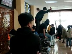Momen Suporter PSM Main Bola di Kantor Gubernur Sulsel-Tagih Janji Stadion Momen Suporter PSM Main Bola di Kantor Gubernur Sulsel-Tagih Janji Stadion