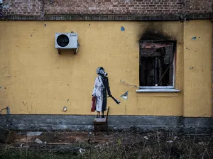 Pencuri Mural Banksy di Ukraina Terancam Hukuman 12 Tahun Penjara Pencuri Mural Banksy di Ukraina Terancam Hukuman 12 Tahun Penjara