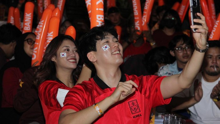 Nobar Sekaligus Menikmati Budaya Korea di Jakarta OK Bank menggelar nobar piala dunia 2022 di Stark Taproom, SCBD, Jakarta. Pengunjung juga bisa menikmati budaya Korea saat nobar.