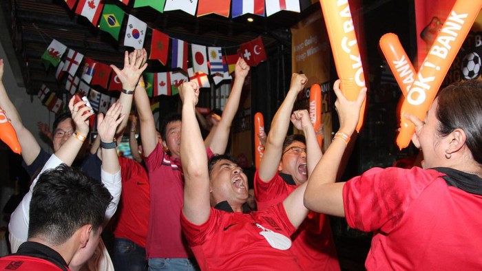 OK Bank menggelar nobar piala dunia 2022 di Stark Taproom, SCBD, Jakarta. Pengunjung juga bisa menikmati budaya Korea saat nobar.
