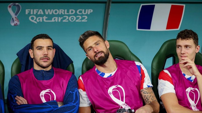 AL RAYYAN, QATAR - NOVEMBER 30: Theo Hernandez of France, Olivier Giroud of France and Benjamin Pavard of France look on the bench prior to the FIFA World Cup Qatar 2022 Group D match between Tunisia and France at Education City Stadium on November 30, 2022 in Al Rayyan, Qatar. (Photo by Tnani Badreddine/DeFodi Images via Getty Images)