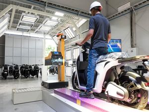 Pabrik Motor Charged Indonesia Tanpa Listrik PLN: 4 Menit Keluar 1 Motor