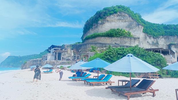 Pantai Melasti, Desa Ungasan, Badung, Bali, yang eksotis dengan hamparan pasir putih dan jajaran tebing kapurnya yang menawan.