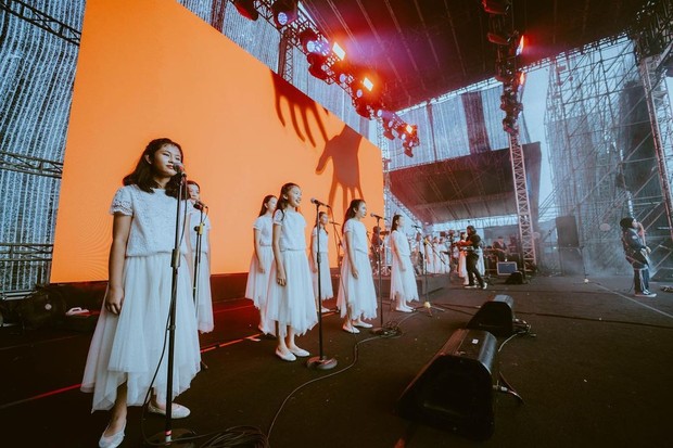 Para paduan suara VoB di panggung HITC Jakarta/Sumber: IG @voiceofbaceprot