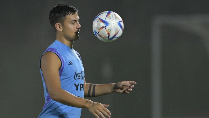 Argentinas forward Paulo Dybala eyes the ball during a training session at Qatar University in Doha, on December 5, 2022 ahead of the Qatar 2022 World Cup quarterfinal football match against Netherlands to be held on December 9 at Lusail stadium. (Photo by JUAN MABROMATA / AFP) (Photo by JUAN MABROMATA/AFP via Getty Images)