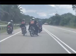 Viral Pemotor Ngobrol Sampai Tutup Jalan Berujung Kecelakaan Viral Pemotor Ngobrol Sampai Tutup Jalan Berujung Kecelakaan