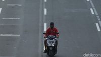 Duh! Pemotor Tanpa Helm Cuek Melintas di Jalan Protokol Jakarta