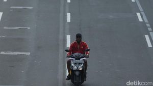Duh! Pemotor Tanpa Helm Cuek Melintas di Jalan Protokol Jakarta
