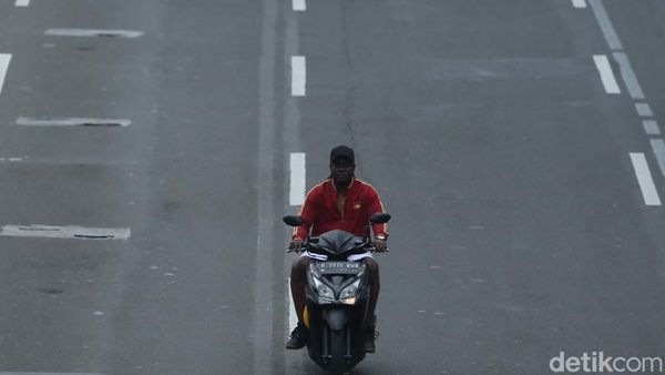 Duh! Pemotor Tanpa Helm Cuek Melintas di Jalan Protokol Jakarta