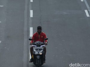 Duh! Pemotor Tanpa Helm Cuek Melintas di Jalan Protokol Jakarta