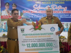 Wagub Sumbar Naik Jetski Salurkan Bantuan Rp 12 M ke Guru di Daerah 3T