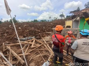 Tim SAR Pakai Alat Berat Cari Korban Gempa Cianjur yang Hilang