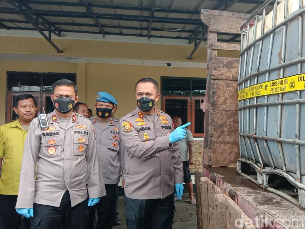 Polisi Gerebek Tempat Penimbunan BBM di Indramayu, 3 Orang Ditangkap