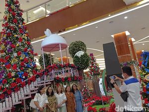 Pernak-pernik Natal Mulai Hiasi Pusat Perbelanjaan di Jakarta