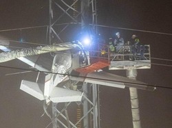 Pesawat Nyangkut di Tiang Listrik, Pilot-Penumpang Selamat