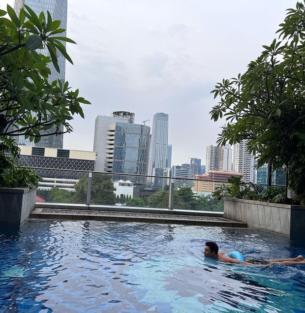 Potret Ji Chang Wook menikmati waktu santai di Jakarta
