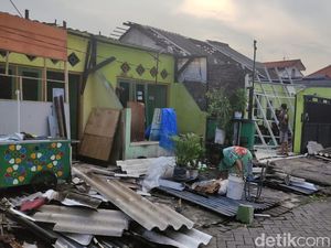 120 Rumah di Medaeng-Bungurasih Sidoarjo Rusak Dampak Puting Beliung 120 Rumah di Medaeng-Bungurasih Sidoarjo Rusak Dampak Puting Beliung
