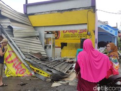 Ganasnya Puting Beliung Terjang 80 Rumah-Rusak SPBU di Sidoarjo