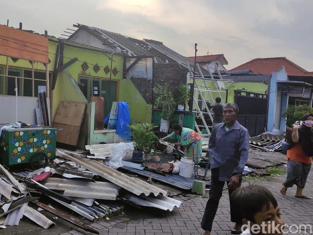 Puting Beliung Porak Porandakan Medaeng dan Bungurasih Sidoarjo Puting Beliung Porak Porandakan Medaeng dan Bungurasih Sidoarjo