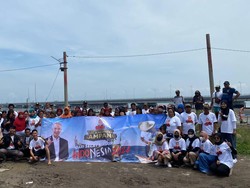 Relawan Ganjar Beri Bantuan Jaring Ikan dan Alat Pancing bagi Nelayan