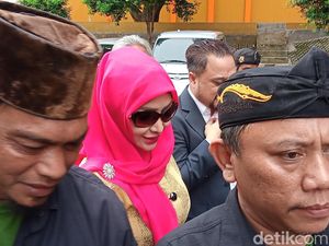 Hadiri Sidang Putusan Cerai, Roro Fitria Minta Dijaga Bodyguard Hadiri Sidang Putusan Cerai, Roro Fitria Minta Dijaga Bodyguard
