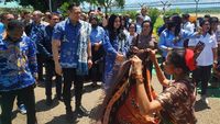 Safari ke NTT, AHY Disambut Tarian Khas Sumba