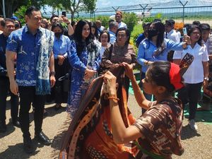 Safari ke NTT, AHY Disambut Tarian Khas Sumba