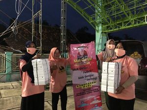 Relawan Ganjar Bagikan Ratusan Paket Makanan ke Korban Banjir di Pati