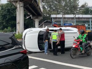 Mobil Terguling di Tanjung Duren Jakbar, Oli Sempat Tercecer di Jalan