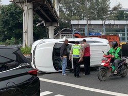 Mobil Terguling di Tanjung Duren Jakbar, Oli Sempat Tercecer di Jalan