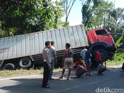 Truk Ekspedisi Terbalik di Jalan Poros Wajo gegara Sopir Mengantuk