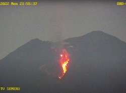 Semeru Masih Erupsi, Lava Pijar Terlihat pada Senin Malam