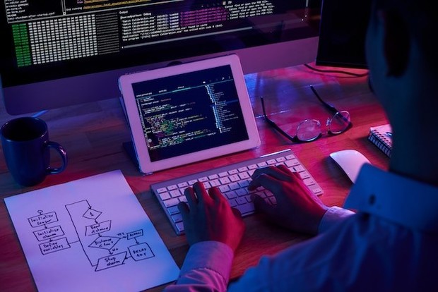 Software Engineer bertugas untuk mengembangkan program pada komputer