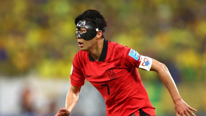 DOHA, QATAR - DECEMBER 05:  A dejected Son Heung-Min of Korea Republic reacts at full time during the FIFA World Cup Qatar 2022 Round of 16 match between Brazil and South Korea at Stadium 974 on December 5, 2022 in Doha, Qatar. (Photo by James Williamson - AMA/Getty Images)