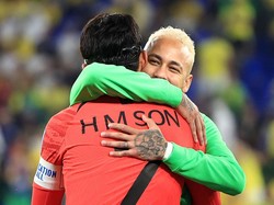 Neymar, pemain yang diidolai Son Heung-min juga ikutan memeluknya. Neymar tampak tersenyum untuk menghiburnya (Getty Images)