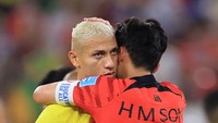 Para pemain Brasil pun memeluk untuk menguatkan Son Heung-min, seperti rekan setimnya di Tottenham, Richarlison (Getty Images)