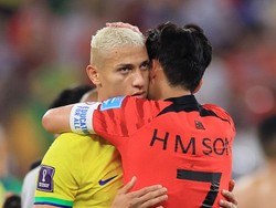 Para pemain Brasil pun memeluk untuk menguatkan Son Heung-min, seperti rekan setimnya di Tottenham, Richarlison (Getty Images)