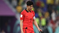 Selepas laga, pemain Korsel, Son Heung-min tak mampu menyembunyikan kekecewaannya. Dirinya terlihat bersedih (Getty Images)