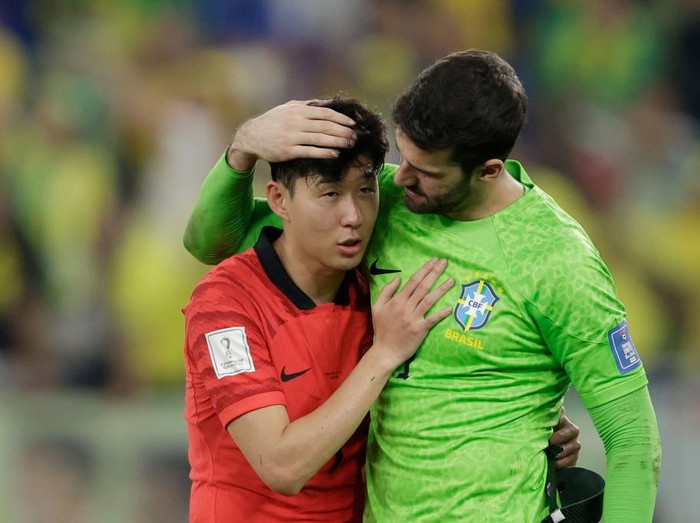 DOHA, QATAR - DECEMBER 05:  A dejected Son Heung-Min of Korea Republic reacts at full time during the FIFA World Cup Qatar 2022 Round of 16 match between Brazil and South Korea at Stadium 974 on December 5, 2022 in Doha, Qatar. (Photo by James Williamson - AMA/Getty Images)