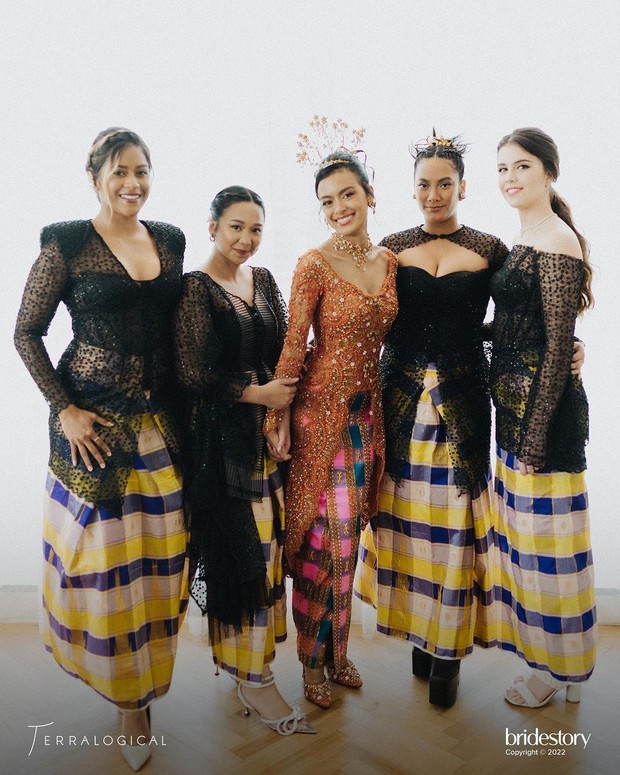 Songket Khas Sulawesi/Foto: Instagram/@evacelia Kebaya Bridesmaids Eva Celia
